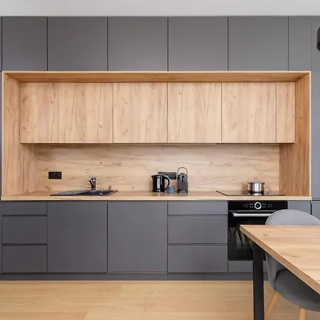 Modern & Spacious With Air Conditioning & Parking By Renters Prestige Apartment Krakow