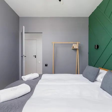 Modern & Spacious With Air Conditioning & Parking By Renters Prestige 아파트 크라쿠프