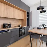 Modern & Spacious With Air Conditioning & Parking By Renters Prestige