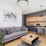 Modern & Spacious With Air Conditioning & Parking By Renters Prestige アパート