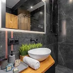 Modern & Spacious With Air Conditioning & Parking By Renters Prestige アパート