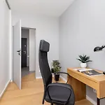 Modern & Spacious With Air Conditioning & Parking By Renters Prestige アパート