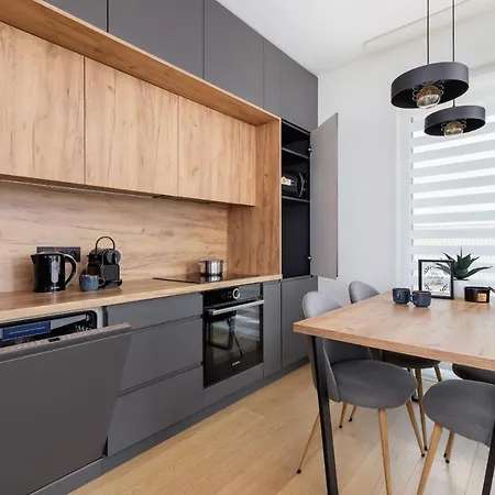 Modern & Spacious With Air Conditioning & Parking By Renters Prestige