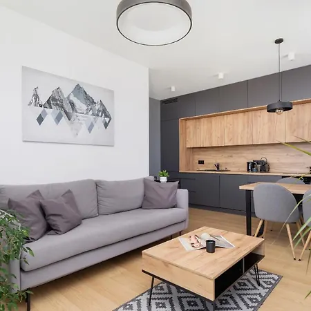 Modern & Spacious With Air Conditioning & Parking By Renters Prestige Апартаменты