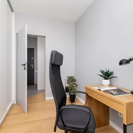 Modern & Spacious With Air Conditioning & Parking By Renters Prestige Apartament
