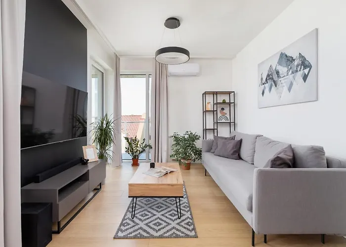 Modern & Spacious With Air Conditioning & Parking By Renters Prestige