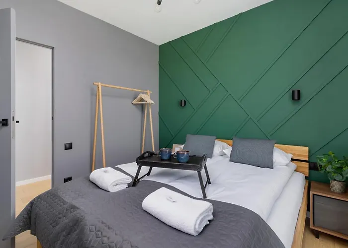 Modern & Spacious With Air Conditioning & Parking By Renters Prestige * Cracovia