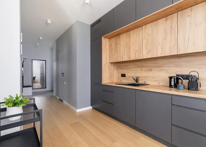 Modern & Spacious With Air Conditioning & Parking By Renters Prestige * Cracovia