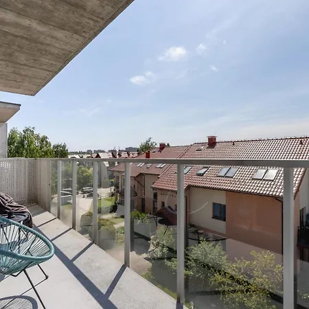 Apartment Modern & Spacious With Air Conditioning & Parking By Renters Prestige