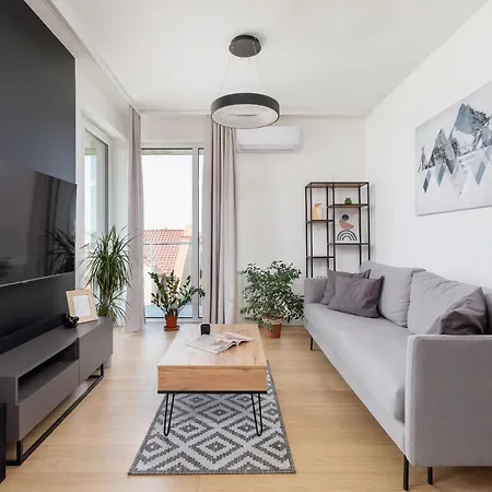 Modern & Spacious With Air Conditioning & Parking By Renters Prestige