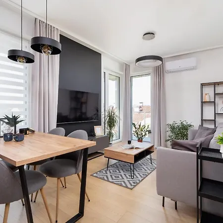 Apartment Modern & Spacious With Air Conditioning & Parking By Renters Prestige Krakau