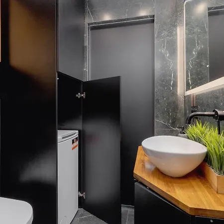 Apartment Modern & Spacious With Air Conditioning & Parking By Renters Prestige Krakau