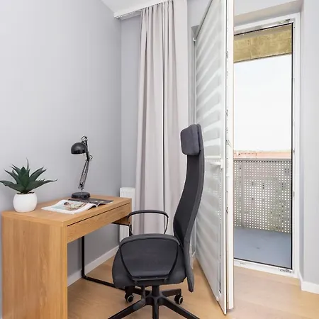 Apartment Modern & Spacious With Air Conditioning & Parking By Renters Prestige